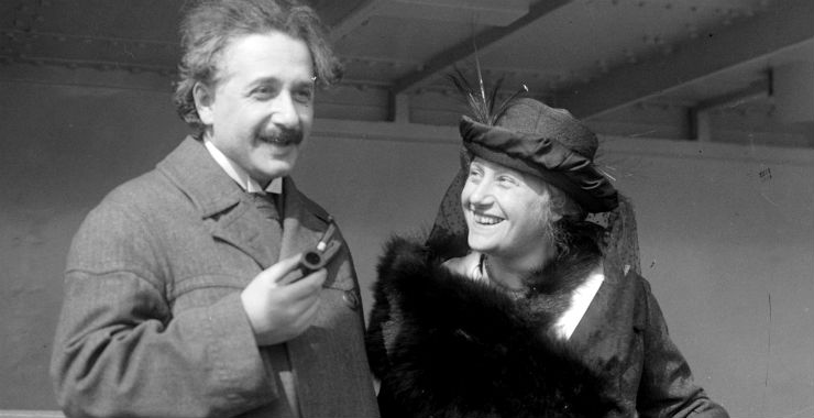 Albert Einstein et sa femme Elsa (Domaine public)