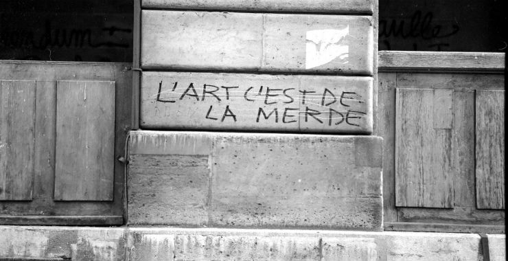 Evénements de mai-juin 1968, Paris. Inscriptions sur les murs du théâtre de l'Odéon. Crédit : Roger Viollet.