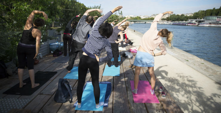 Séance de Yoga sur les berges © Sophie Robichon / Mairie de Paris
