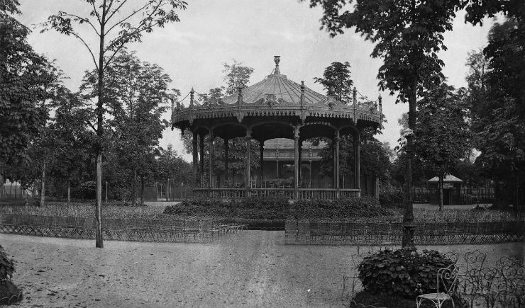 Jardins des Champs Elysées, kiosque Musard, 8e arr. Négatif sur verre au collodion ; 28,7 x 38 cm