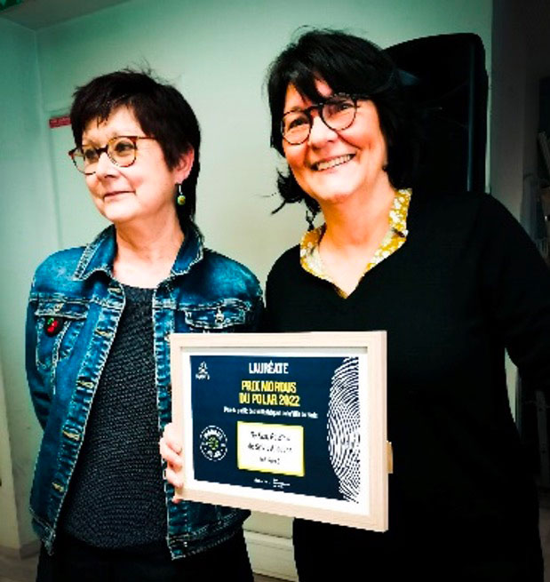 Sylvie Kha, responsable de la Bilipo (Bibliothèque des lectures policières) a remis le prix des mordus du polar 2023 à la lauréate Sylvie Allouche pour le livre Go Gast, Go slow aux éditions Syros. 