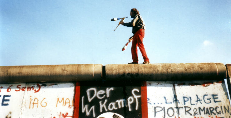 Un homme jongle sur le mur de Berlin, le 16 novembre 1989.
