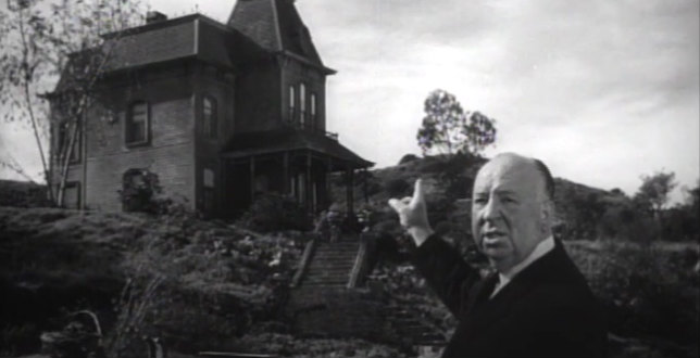 Alfred Hitchcock montrant la maison de Norman Bates (Domaine public)
