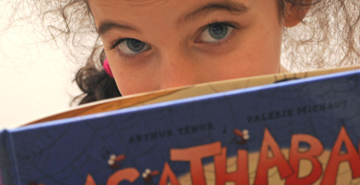 Enfant en train de lire © Deborah Lesage / Mairie de Paris