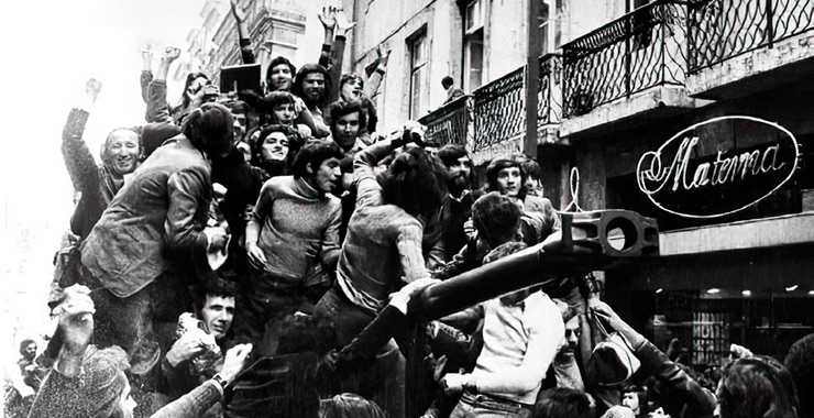 Des gens font la fête dans un véhicule de combat à Lisbonne, pendant la révolution des œillets (Crédit : Centro de Documentação 25 de Abril)