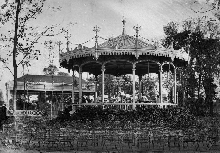 Jardins des Champs Elysées, kiosque du concert Musard, 8e arr. Négatif sur verre au collodion ; 28,8 x 37,7 cm