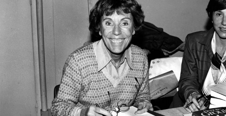 Benoîte Groult (1920-2016), journaliste, écrivaine et féministe française, à la vente du Pen-Club. France, décembre 1983 (Crédit: Roger Viollet)