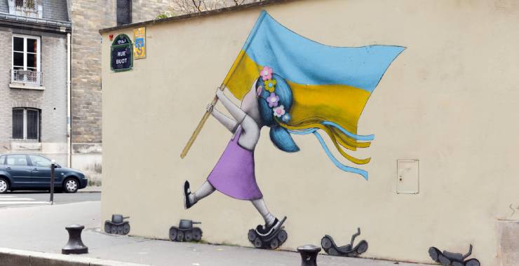 Fresque en hommage à l' Ukraine par le street artiste " Seth" (Crédit : JB Gurliat / Ville de Paris)