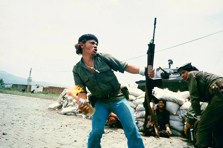 Susan Meiselas - Sandinistes devant le quartier général de la Garde nationale à Estelí. ( Nicaragua, juillet 1979 © Susan Meiselas / Magnum Photos