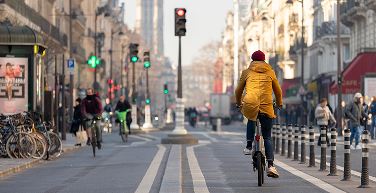 Vélos rue de Rivoli (Crédit : Josephine Brueder / Ville de Paris)