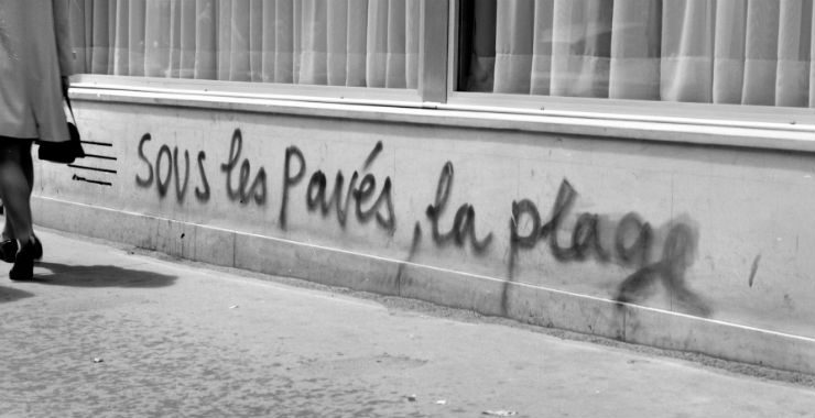 Evénement de maijuin 1968, Paris. Slogan révolutionnaire "Sous la pavés la plage" (Crédit : Roger Viollet)