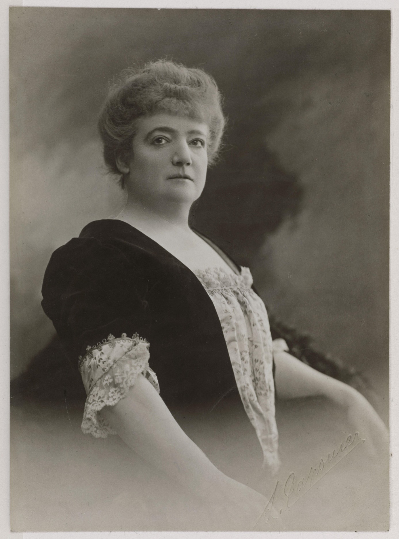 Augusta Holmès photographiée par L. Taponier