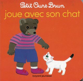 Petit ours brun joue avec son chat | Marie Aubinais. Auteur